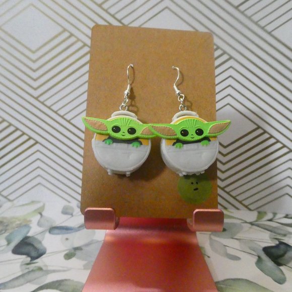 Baby Yoda bag fish hook earrings. - Picture 2 of 6